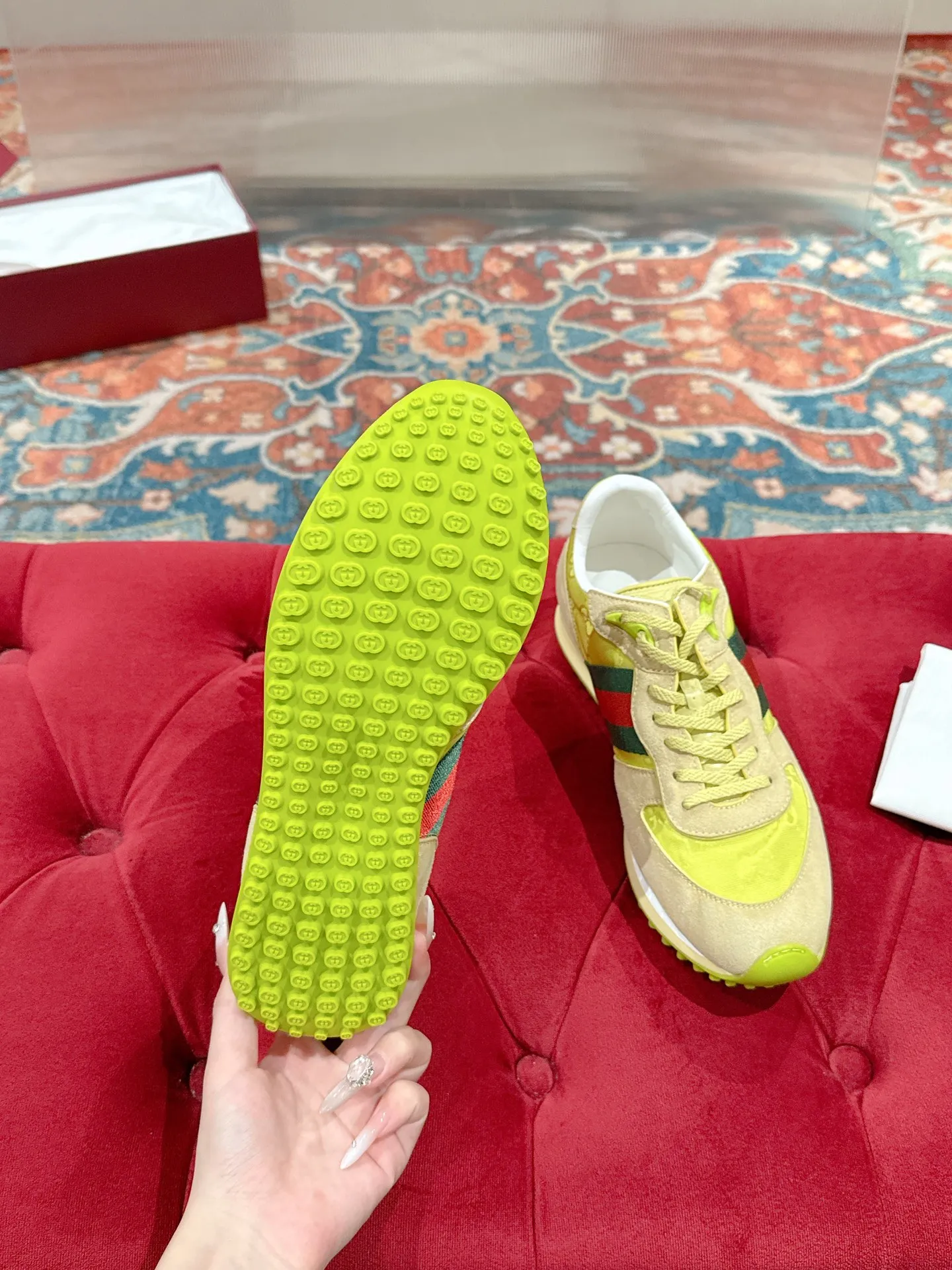 p700🐮🐮 GUCCI 2025 latest spring and summer catwalk style sports shoes Forrest Gump shoes 25 super popular show items with high appearance rate and many celebrities and Internet celebrities. The classic shoe design uses innovative stitching technology to create a water-like flowing texture. Super comfortable on the feet. Leather splicing and breathable logo fabric with classic green and red webbing embellishment. All show the brand tone (buttons are removable) original molded combination outsole ▪️Size: Male 39-44 (Male 45, customized, non-returnable)